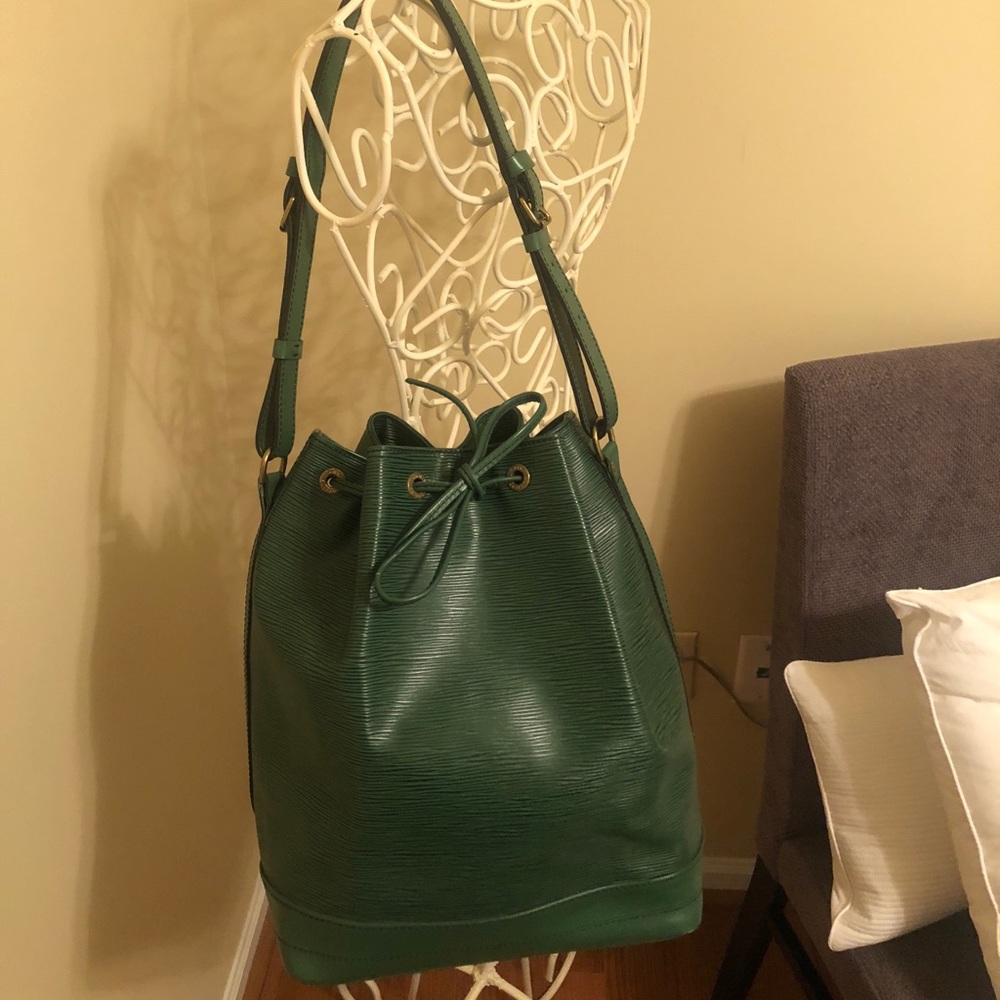 Authentic Louis Vuitton green leather epi noe EUC